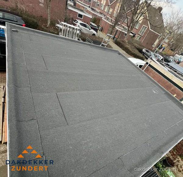 Nieuwe bitumen dakbedekking op plat dak van garage in Zundert Nieuwe bitumen dakbedekking op plat dak van garage in Zundert