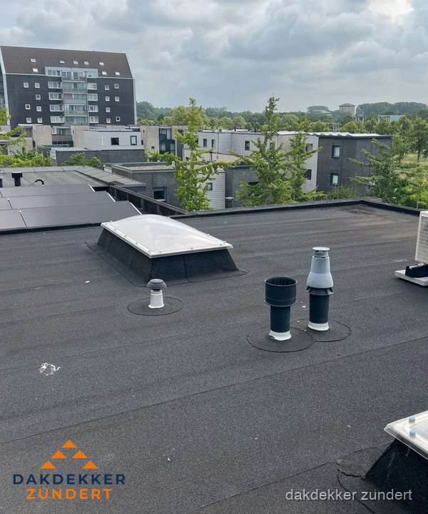 Groot plat dak met lichtkoepel en dakdoorvoeren in Zundert Groot plat dak met lichtkoepel en dakdoorvoeren in Zundert