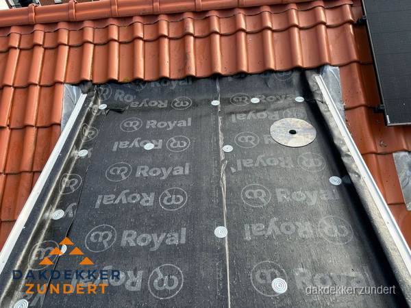 Nieuw dak met dakpannen en Royal onderlaag bij woning in Zundert Nieuw dak met dakpannen en Royal onderlaag bij woning in Zundert