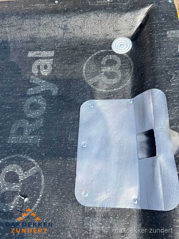 Dakgoot aansluiting op bitumen dak in Zundert Dakgoot aansluiting op bitumen dak in Zundert