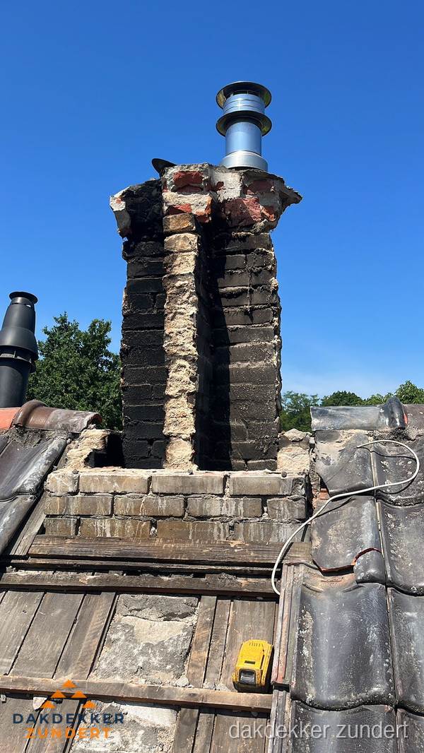 Beschadigde schoorsteen met nieuwe rookgasafvoer op oud dak in Zundert Beschadigde schoorsteen met nieuwe rookgasafvoer op oud dak in Zundert