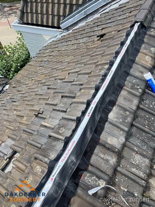 Nokvorst renovatie met Koramic nokrol op schuin pannendak in Zundert Nokvorst renovatie met Koramic nokrol op schuin pannendak in Zundert
