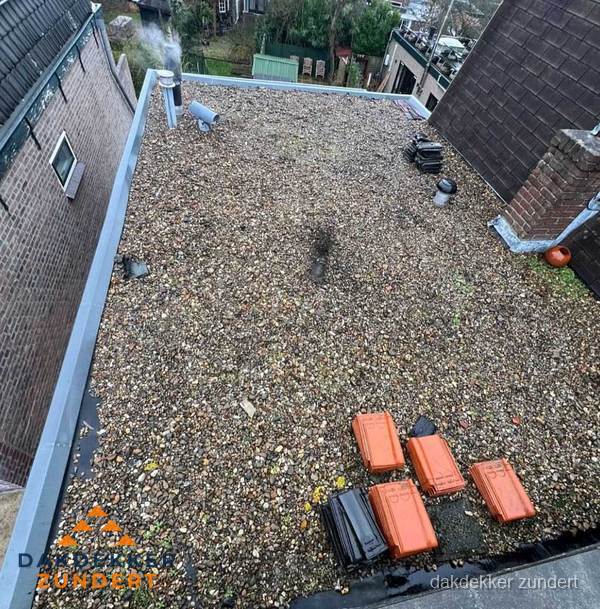 Plat dak met grindballast en dakdoorvoeren in Zundert Plat dak met grindballast en dakdoorvoeren in Zundert