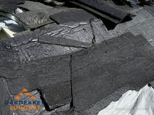 Verwijderd oud bitumen dakleer klaar voor vervanging in Zundert Verwijderd oud bitumen dakleer klaar voor vervanging in Zundert