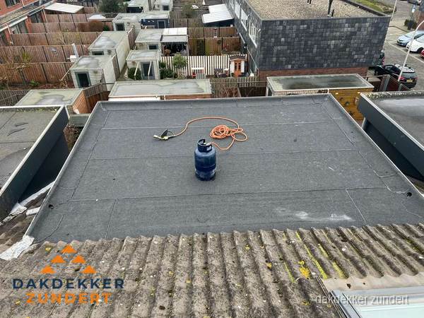 Dakrenovatie afgerond met nieuwe bitumen dakbedekking in Zundert Dakrenovatie afgerond met nieuwe bitumen dakbedekking in Zundert