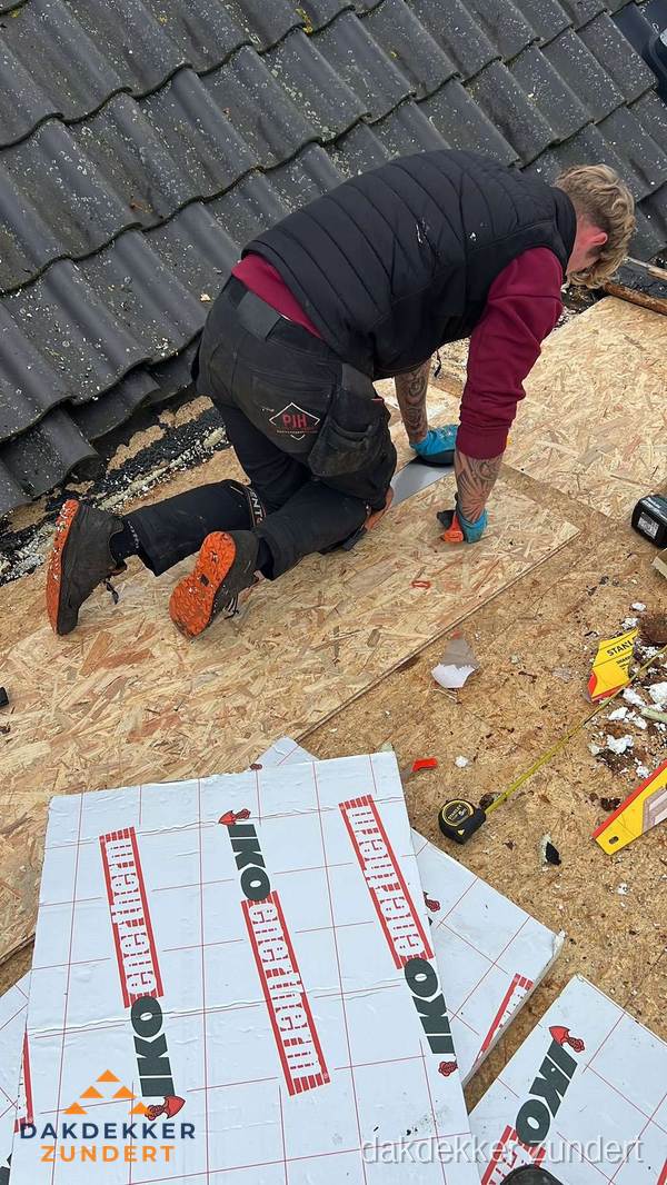 Dakdekker plaatst PIR-isolatieplaten op plat dak in Zundert Dakdekker plaatst PIR-isolatieplaten op plat dak in Zundert